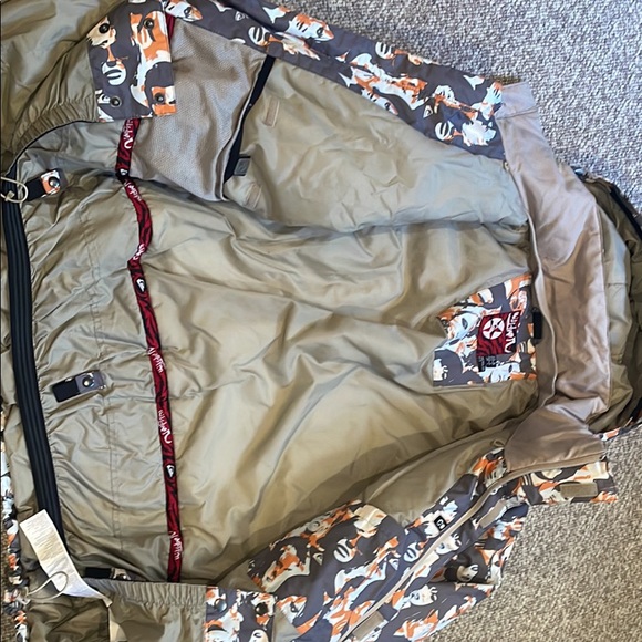 Quicksilver ski/snowboard jacket and pants - Picture 3 of 3